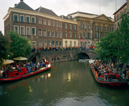 840359 Gezicht op de kom in de Oudegracht vanaf de Bezembrug te Utrecht, tijdens de opening van de waterparade; rechts ...